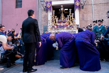 Levantá del palio de Jesús el Pobre en la procesión de Jueves Santo, a 6 de abril de 2023, en Madrid (España). La procesión de Jesús el Pobre y María Santísima del Dulce Nombre sale cada Jueves Santo de Semana Santa desde la iglesia de San Pedro El Viejo. La Imagen de Nuestro Padre Jesús Nazareno el Pobre se atribuye al escultor Juan de Astorga (s. XVIII), y la de María Santísima del Dulce Nombre está realizada por Lourdes Hernández (1999). Los hermanos de la cofradía llevan un hábito de sarga morada con ancha faja de esparto. El paso del Cristo va con el acompañamiento musical de la banda Nuestro Padre Jesús El Pobre y el palio de la Virgen, la banda de música La Lira de Pozuelo de Alarcón.