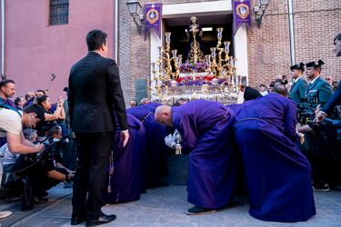 Levantá del palio de Jesús el Pobre en la procesión de Jueves Santo, a 6 de abril de 2023, en Madrid (España). La procesión de Jesús el Pobre y María Santísima del Dulce Nombre sale cada Jueves Santo de Semana Santa desde la iglesia de San Pedro El Viejo. La Imagen de Nuestro Padre Jesús Nazareno el Pobre se atribuye al escultor Juan de Astorga (s. XVIII), y la de María Santísima del Dulce Nombre está realizada por Lourdes Hernández (1999). Los hermanos de la cofradía llevan un hábito de sarga morada con ancha faja de esparto. El paso del Cristo va con el acompañamiento musical de la banda Nuestro Padre Jesús El Pobre y el palio de la Virgen, la banda de música La Lira de Pozuelo de Alarcón.