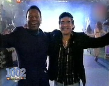 En el año 2005, Diego Maradona conduce "La Noche del 10", programa de entrevistas, transmitido por Telefe. En la imagen, aparece junto a Pelé, en una de las escasas postales en donde ambas leyendas comparten de manera amistosa.