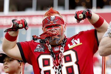 Pese al gesto serio del fan de la foto en el Raymond James Stadium, los seguidores de los Bucs tienen motivos para sonreír. Los locales se impusieron a Atlanta 48 a 25 en otra exhibición del veteranísimo Tom Brady, que con 44 años firma un inicio de récord con 9 touchdowns y casi 700 yardas en sus dos primeros partidos. Su equipo marcha invicto.