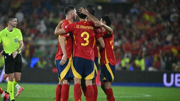 Spain players celebrate after the UEFA Euro 2024 round of 16 football match between Spain and Georgia at the Cologne Stadium in Cologne on June 30, 2024. (Photo by JAVIER SORIANO / AFP)
