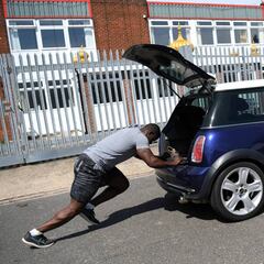 Entrenamiento de bobsleigh empujando un Mini