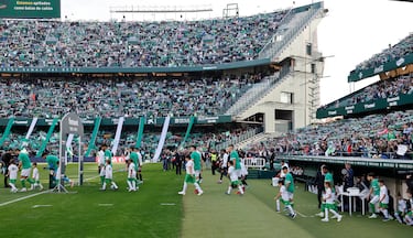 Salida al terreno de juego de los futbolistas de ambos equipos.  
 