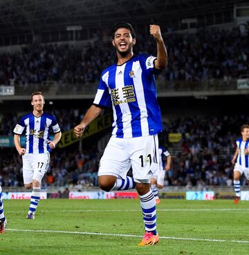 El jugador mexicano es el último gran ‘11’ de la historia de la Real. Un ‘rara avis’ del mundo del fútbol que encandiló a la grada de Anoeta con su impresionante calidad y su maravillosa zurda. El prototipo de extranjero al que debe aspirar siempre la Real. Su recuerdo es imborrable, igual que su legado: formó con Griezmann una dupla letal con la que la Real llegó a hacer un juego delicioso. Es curioso que llevara el mismo dorsal de Lopez Ufarte, los dos jugadores que son lo más parecido que ha tenido la Real a Messi o Maradona.