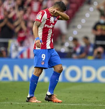 Luis Suárez saliendo del campo emocionado en su último partido como rojiblanco. 