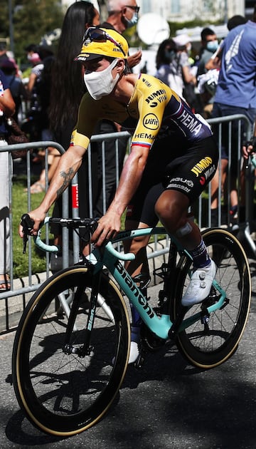 En una etapa ganada por Awout Van Aert, Alaphilippe perdió el liderato tras una penalización de 20 segundos. Adam Yates es el nuevo mailot amarillo y hay 4 colombianos en el top 10: Egan, Nairo, López y Chaves.