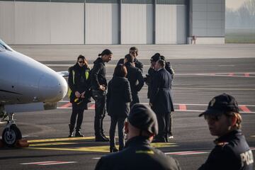 El futbolista sueco baja del avión en el aeropuerto de Linate (Milán).