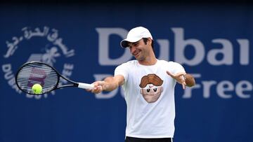 Federer and Murray warm into Dubai championships on beach
