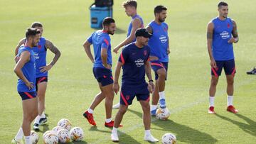 Sa&uacute;l, a la izquierda, con Simeone, Koke, Llorente, Su&aacute;rez o Hermoso en un ejercicio en un entrenamiento del Atl&eacute;tico. Oposita a tercer central ante el Elche. 