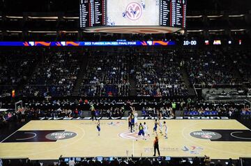 Madrid y Barcelona volv¨ªan a verse las caras en una Final Four 17 a?os despu¨¦s. De Par¨ªs a Londres. De victoria azulgrana en Bercy a victoria blanca (74-67) en el fabuloso O2 frente a m¨¢s de 13.000 espectadores. Era, adem¨¢s, el regreso del Real a la gran cita del baloncesto continental dos a?os despu¨¦s del aboll¨®n del Sant Jordi frente al Maccabi de David Blatt. Sin embargo, en esta ocasi¨®n no err¨® el tiro.