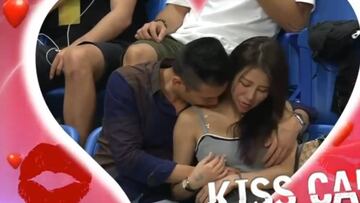 Pillada épica con la 'Kiss Cam': el auténtico tierra trágame...