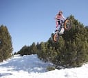 Bou también vuela en la nieve: hasta se atreve con un backflip