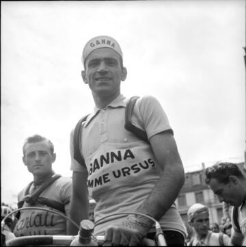 En una época en la que Gino Bartali y Fausto Coppi brillaban en las grandes vueltas, otro italiano, Fiorenzo Magni, se convirtió en el 'León de Flandes' con sus tres victorias en la prueba, siendo el único ciclista en la historia en ganar De Ronde en tres ocasiones consecutivas. Tras ganar el Giro de Italia en 1948, Magni logró su primer triunfo en Flandes en 1949 tras imponerse a Valère Ollivier y al campeón el año anterior, Briek Schotte. Magni volvería a batir a Schotte en 1950, en una edición en la que Louis Caput ocupó el tercer cajón del podio. El triplete de Magni se cerró en 1951, cuando se impuso al francés Bernard Gauthier y a su compatriota Attilio Redolfi. 