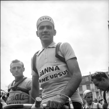 En una época en la que Gino Bartali y Fausto Coppi brillaban en las grandes vueltas, otro italiano, Fiorenzo Magni, se convirtió en el 'León de Flandes' con sus tres victorias en la prueba, siendo el único ciclista en la historia en ganar De Ronde en tres ocasiones consecutivas. Tras ganar el Giro de Italia en 1948, Magni logró su primer triunfo en Flandes en 1949 tras imponerse a Valère Ollivier y al campeón el año anterior, Briek Schotte. Magni volvería a batir a Schotte en 1950, en una edición en la que Louis Caput ocupó el tercer cajón del podio. El triplete de Magni se cerró en 1951, cuando se impuso al francés Bernard Gauthier y a su compatriota Attilio Redolfi. 