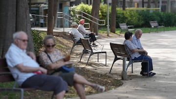 Varias personas en un parque, a 17 de septiembre de 2025, en Barcelona, Catalunya (España). Cataluña afronta un marcado envejecimiento de su población: el 19,7 % de los habitantes tiene más de 65 años (alrededor de 1,6 millones de personas), y esta proporción sigue creciendo cada año y se prevé que supere el 25 % en dos décadas. Entre la tercera edad, el porcentaje de mayores de 85 años respecto a los mayores de 65 alcanza el 16 %; es decir, uno de cada seis adultos mayores supera esa edad, lo que tensiona la demanda de cuidados de larga duración.
17 SEPTIEMBRE 2025;CATALUÑA;TERCERA EDAD;PERSONAS MAYORES;PENSIONES;MAYORES;ENVEJECIMIENTO;JUBILADOS;
David Zorrakino / Europa Press
17/09/2025
