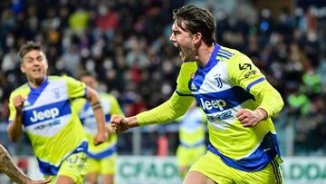 Juventus' Serbian forward Dusan Vlahovic celebrates after scoring his team's second goal during the Italian Serie A football match between Cagliari and Juventus at the Unipol Domus stadium in Cagliari on April 9, 2022. (Photo by Alberto PIZZOLI