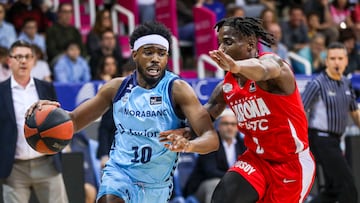 El base estadounidense de Morabanc Andorra, Jerrick Harding (i), con el balón ante el base nigeriano de Basquet Girona, Ike Iroegbu, durante el encuentro correspondiente a la fase regular de la Liga Endesa que disputan hoy sábado en el Polideportivo de Andorra.