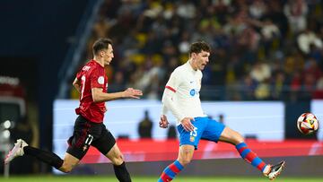 Budimir pelea un balón.