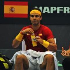 Rafa Nadal liquida un partido antipático en tres mangas