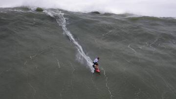 Vista aérea grabada en dron de un surfista surfeando Nazaré en tow-in, en una de las olas gigantes que rompieron este mes de noviembre.