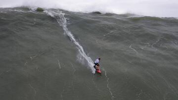 Vista a&eacute;rea grabada en dron de un surfista surfeando Nazar&eacute; en tow-in, en una de las olas gigantes que rompieron este mes de noviembre.