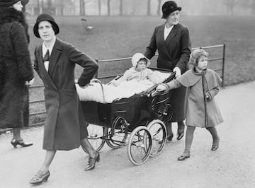 Isabel pasea con su hermana Margarita, en el carro, junto a las niñeras en Hyde Park, Londres.