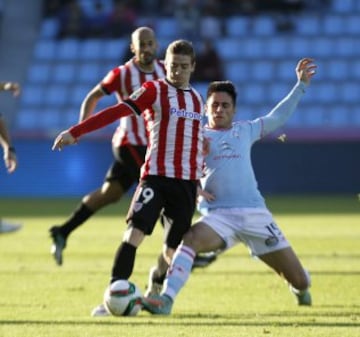 El jugador del Celta de Vigo Jonny Castro, pugna por el balón con Iker Muniain de Athletic de Bilbao, durante el partido de ida de los octavos de final de la Copa del Rey de Fútbol que ambos quipos disputaron hoy en el estadio de Balaidos.