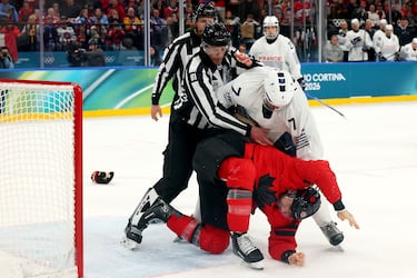 Aunque la Federación Internacional de Hockey Hielo no impuso sanciones adicionales, la Federación Francesa decidió abrir un expediente disciplinario a Crinon. Se le ha citado para que explique lo sucedido frente al director técnico y el seleccionador nacional.
