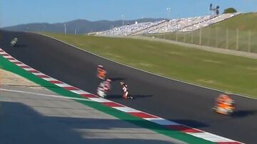 Canet esquivando motos tras su ca&iacute;da en Portimao.