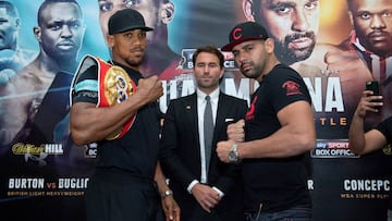 Anthony Joshua y Eric Molina posando en la rueda de prensa previa al combate.