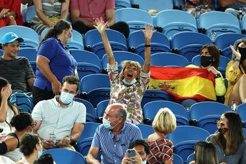 Una seguidora perturbó a Rafa Nadal durante todo su servicio y le dedicó varios gestos y peinetas al balear. El tenista español no daba crédito.