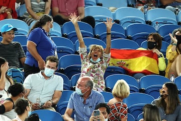 Una seguidora perturbó a Rafa Nadal durante todo su servicio y le dedicó varios gestos y peinetas al balear. El tenista español no daba crédito.