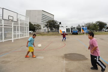 Un grupo de niños juega fútbol en una cancha ubicada junto al lugar del enlace entre Leo Messi y Antonella Roccuzzo.