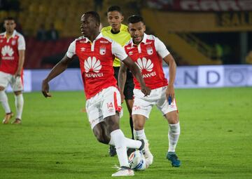 Con goles de Juan Roa, Jhon Pajoy y autogol de Eder Castañeda, Santa Fe venció al América en El Campín de Bogotá. Toma un respiro y escala en la tabla de la Liga.