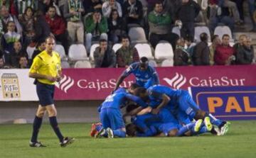 1-2. Juan Domínguez celebra el segundo tanto con sus compañeros.