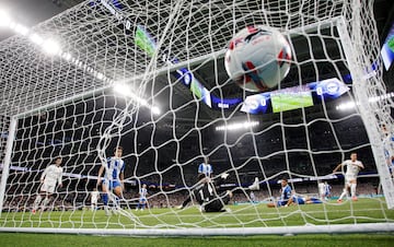 Pase de Fede Valverde a la banda de Vinicius, controla, caracolea en el área babazorra para poner el pase atrás.  Aparece el defensa con el dorsal 17 para rematar con la izquierda raso y batir a Antonio Sivera.