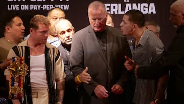 BEVERLY HILLS, CALIFORNIA - AUGUST 06: Canelo Alvarez (2nd L) and Edgar Berlanga (2nd R) interact as Tom Brown (C), president of TGB Promotions, stands by during a press conference to promote their September 14th fight at The Beverly Hills Hotel � Crystal Ballroom on August 06, 2024 in Beverly Hills, California. Kaelin Mendez/Getty Images/AFP (Photo by Kaelin Mendez / GETTY IMAGES NORTH AMERICA / Getty Images via AFP)