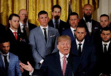 Los jugadores de los Astros escuchan atentos el mensaje que les dirige el Presidente de los Estados Unidos en el Salón Este de la Casa Blanca.