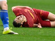 OVIEDO, 14/03/2026.- El centrocampista argentino del Valencia, Guido Rodriguez (d), cae ante el centrocampista serbio del Oviedo, Luka Ilic, durante el encuentro correspondiente a la jornada 28 de LaLiga EA Sports que disputan este sábado Real Oviedo y Valencia CF en el estadio Carlos Tartiere de Oviedo. EFE/ Eloy Alonso