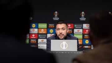 SAN SEBASTIÁN, 27/11/2024.- El entrenador del Ajax de Amsterdam, Francesco Farioli, ofrece este miércoles en San Sebastián una conferencia de prensa previa al partido del jueves contra la Real Sociedad de la primera fase de la Liga Europa. EFE/ Juan Herrero/efe