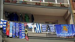 18/04/20  CRISIS CORONAVIRUS PANDEMIA CONFINAMIENTO CUARENTENA 
 SEGUIDORES AFICIONADOS DE LA REAL SOCIEDAD EN LOS BALCONES DE LAS CASAS CIUDAD
 BANDERAS CAMISETAS BUFANDAS FINAL COPA DEL REY