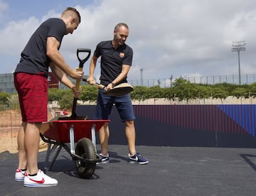 Andrés Iniesta y Deulofeu (FC Barcelona) tiran las primera paladas de tierra.