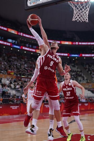 Mateusz Ponitka agarrando un rebote.