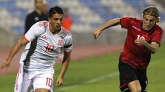 EPA5167. TIRANA (ALBANIA), 11/10/2018.- Pablo Fornals (i), centrocampista de la selecci&oacute;n espa&ntilde;ola sub-21, disputa un bal&oacute;n con el centrocampista de la selecci&oacute;n de Albania sub-21 Arbnor Mucolli (d) durante el partido que dispu