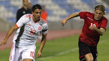 EPA5167. TIRANA (ALBANIA), 11/10/2018.- Pablo Fornals (i), centrocampista de la selecci&oacute;n espa&ntilde;ola sub-21, disputa un bal&oacute;n con el centrocampista de la selecci&oacute;n de Albania sub-21 Arbnor Mucolli (d) durante el partido que dispu