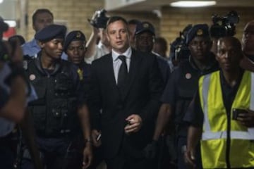 Oscar Pistorius fue condenado a cinco años de cárcel por el asesinato de su novia.