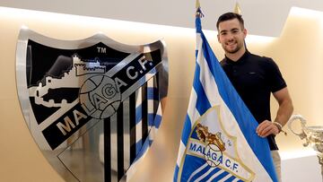 Ramón posa con la bandera del Málaga CF en La Rosaleda.