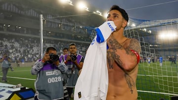 Futbol, Universidad Catolica vs Union La Calera.
Fecha 30, Liga de Primera 2025.
El jugador de Universidad Catolica Fernando Zampedri lanza su camiseta a los hinchas tras el partido de primera division contra Union La Calera disputado en el estadio Claro Arena de Santiago, Chile.
06/12/2025
Andres Pina/Photosport
Football, Universidad Catolica vs Union La Calera.
29th turn, 2025 First Division league.
Universidad Catolica player Fernando Zampedri throws his shirt to fans after a first division match against Union La Calera at the Claro Arena stadium in Santiago, Chile.
06/12/2025
Andres Pina/Photosport