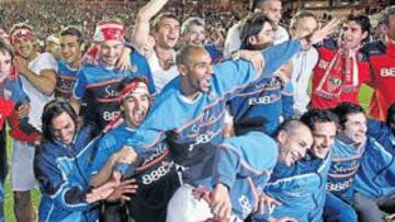 Los jugadores del Sevilla festejan el triunfo.