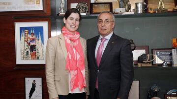 La directora de marketing de Omega Pharma, Elena Molina, y el presidente del COE, Alejandro Blanco, en la firma del acuerdo para el suministro de repelentes RELEC a la expedición española que acudirá a los Juegos de Río.